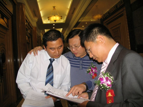 董事長(cháng)王五星與《陶瓷信息》報社社長(cháng)歐陽(yáng)天生、總編輯毛國中在一起