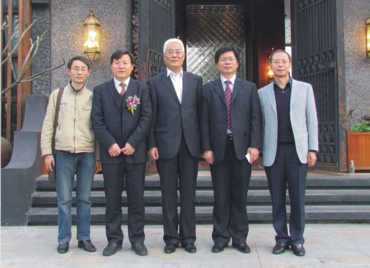 董事長(cháng)與中國陶瓷工業(yè)協(xié)會(huì )理事長(cháng)何天雄、秘書(shū)長(cháng)候文全