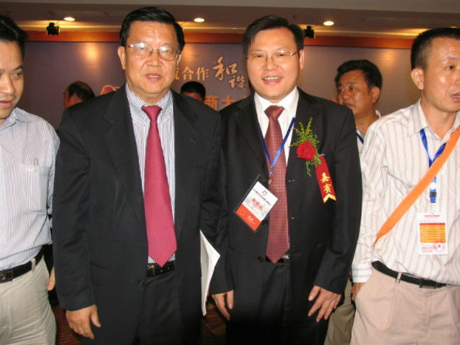 天欣科技董事長(cháng)王五星與入世談判專(zhuān)家、博鰲論壇秘書(shū)長(cháng)龍永圖合影